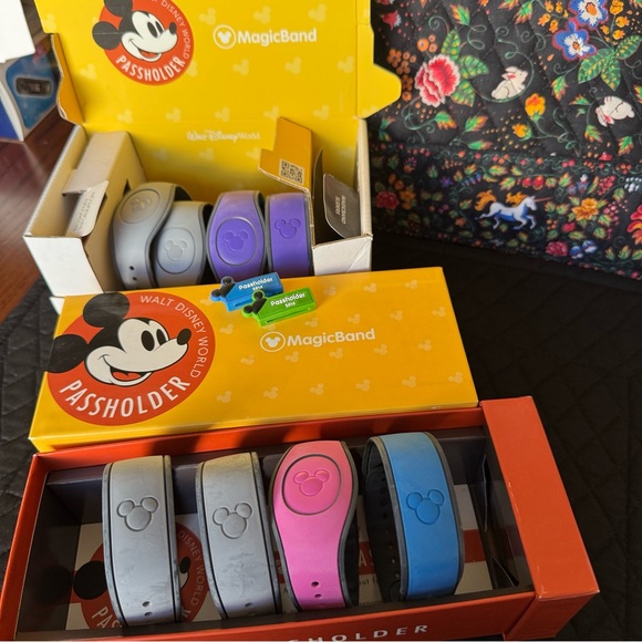 Disney Parks Magic Bands Lot Of 8 Used/Linked With Original Boxes Sliders 2014 - Picture 2 of 7